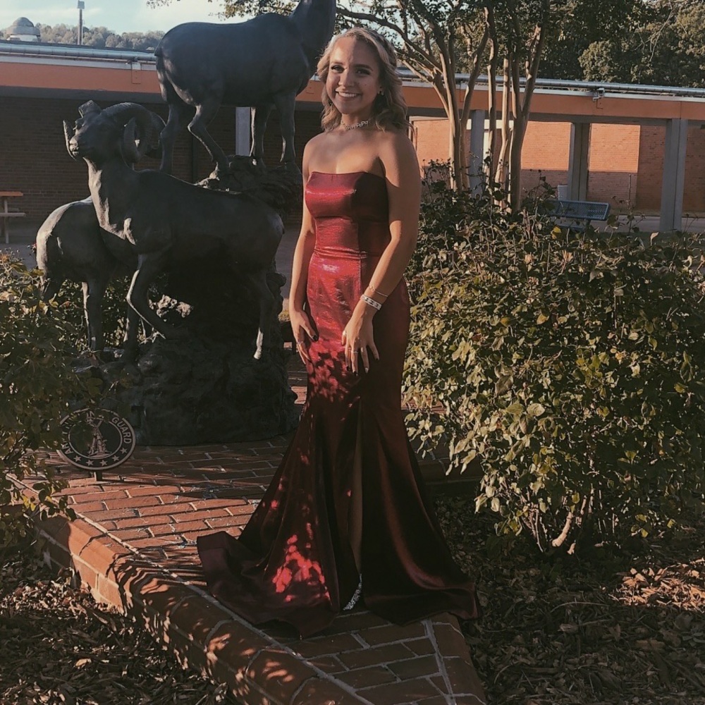 Beautiful strapless sherri hill prom dress